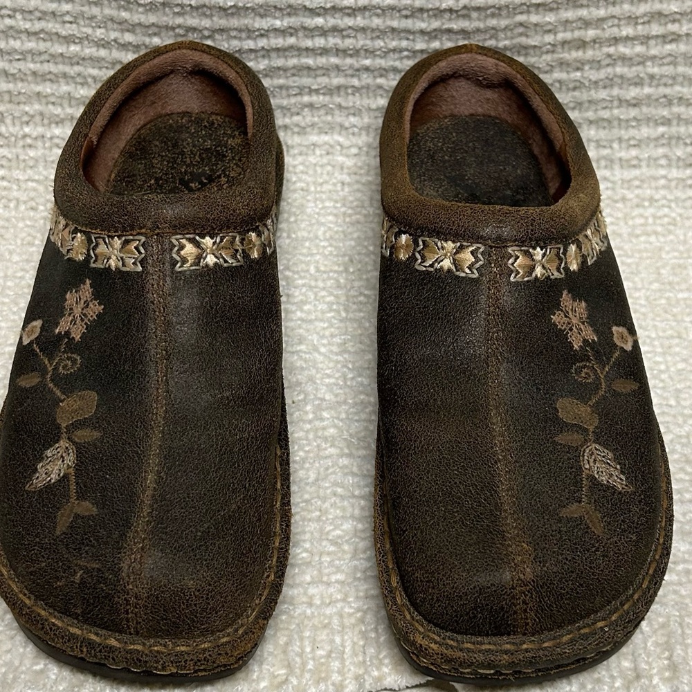 Earth women’s size 9w brown leather embroidered slip on shoes